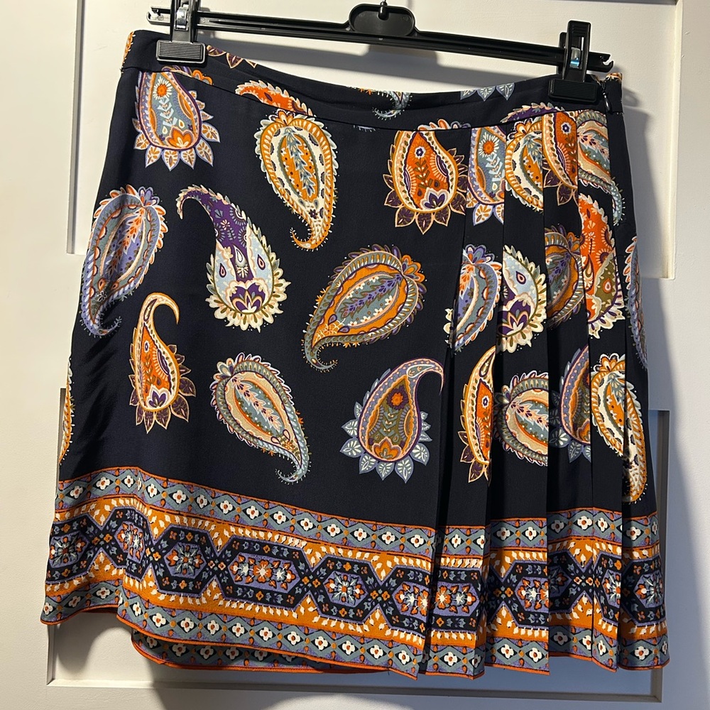 Worn only once, Tory Burch paisley printed skirt with front pleat detail. Size 8